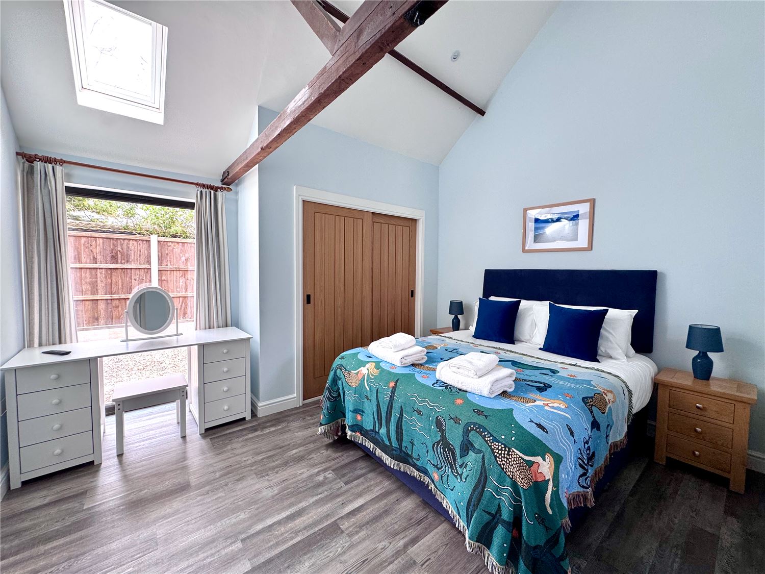 Kingsize ensuite bedroom at dog-friendly Norfolk Broads holiday cottage sleeping 6