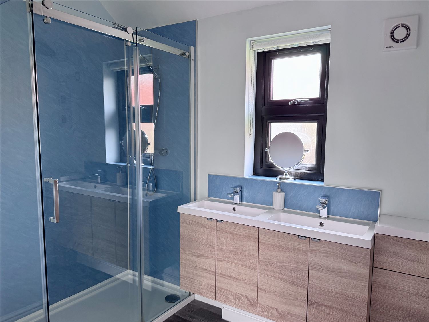 Ensuite bathroom at dog friendly, Norfolk Broads holiday cottage sleeps 6