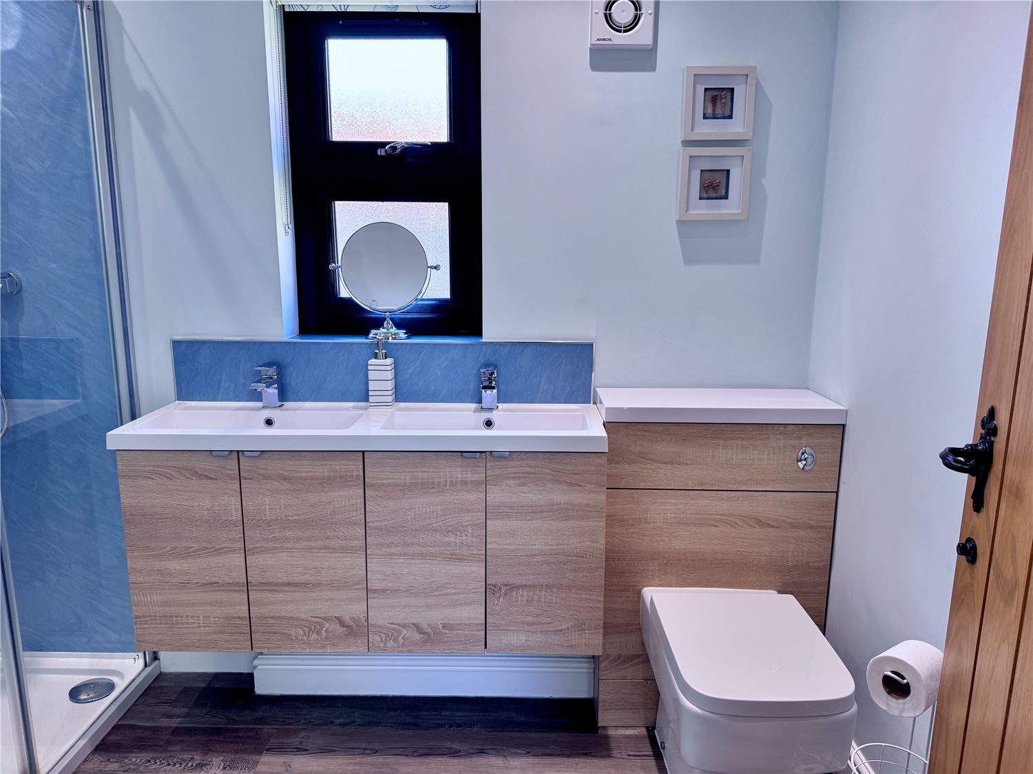 Ensuite bathroom at dog friendly, Norfolk Broads holiday cottage sleeps 6