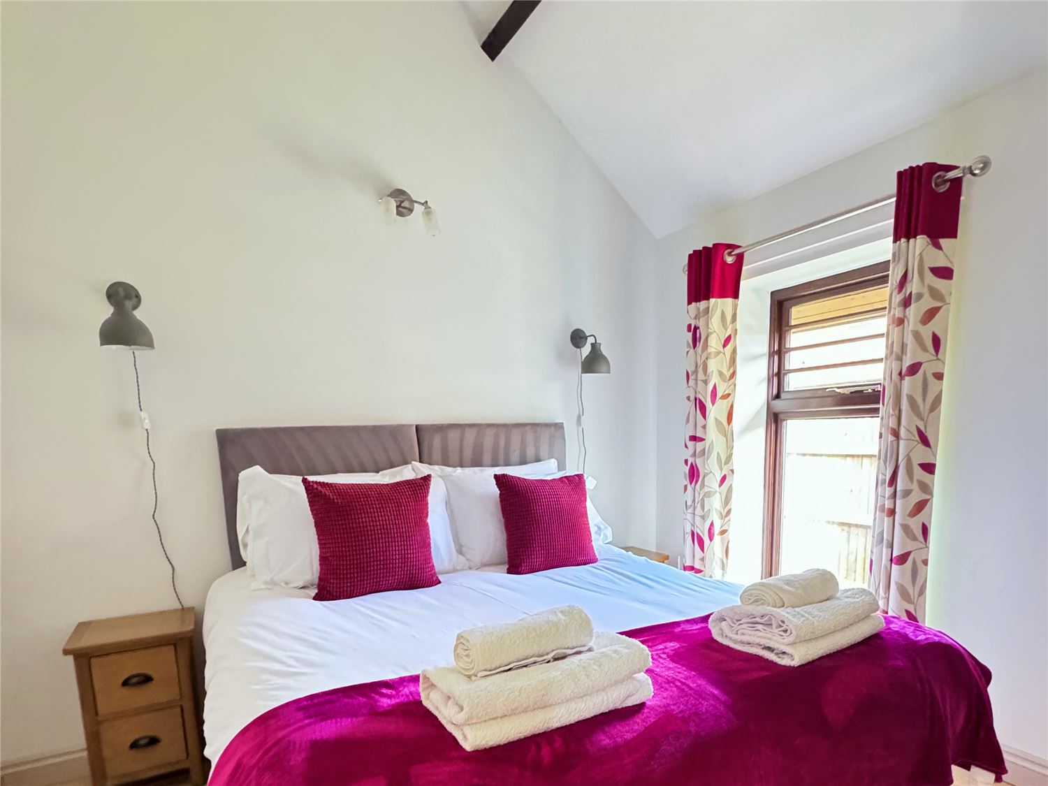 Kingsize bed at Norfolk Broads holiday cottage