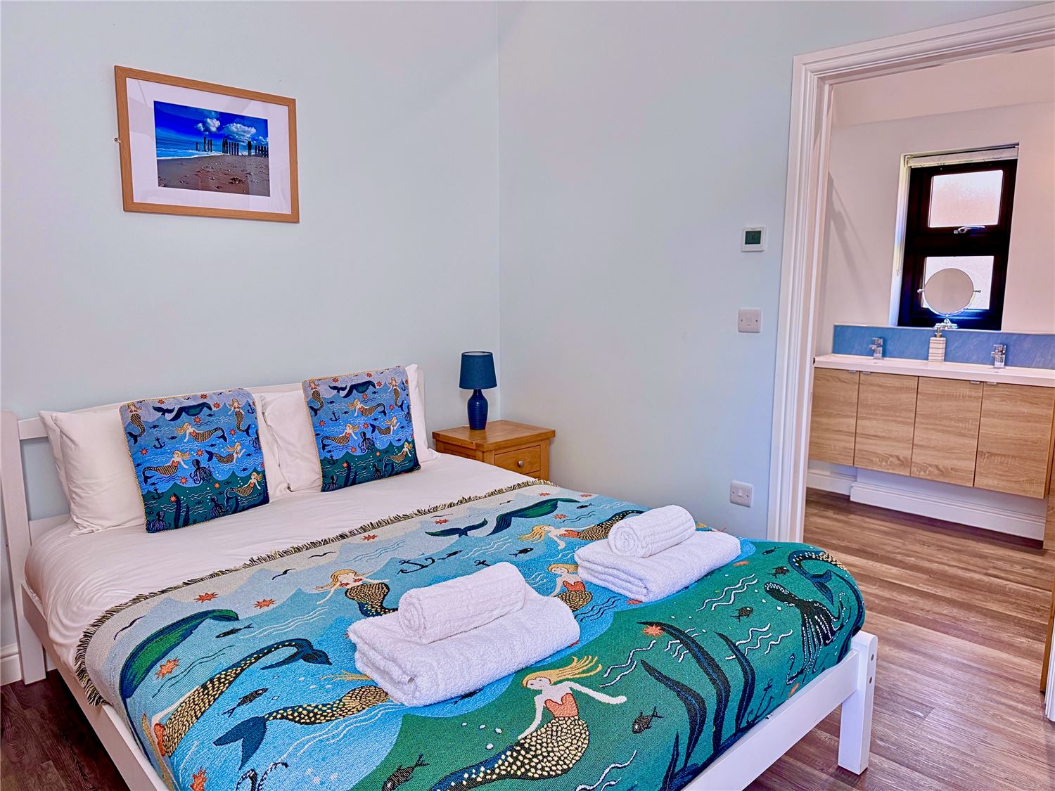 Kingsize ensuite bedroom at dog-friendly Norfolk Broads holiday cottage sleeping 6
